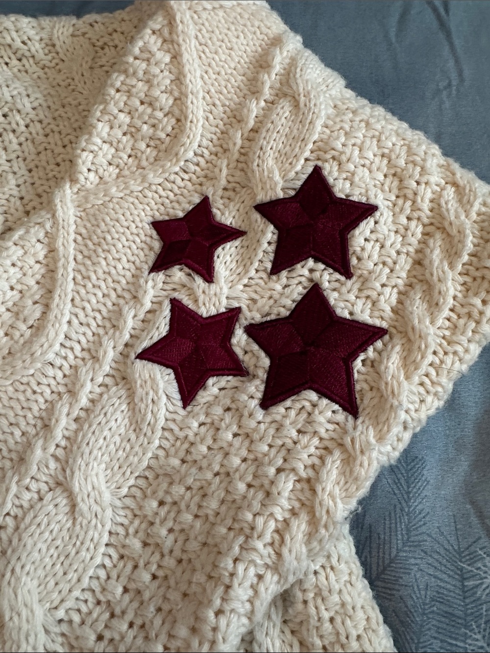 EUC Taylor Swift “RED” Cream Cable-Knit Cardigan w/ Star Appliqués SZ XS/SM - Picture 5 of 16